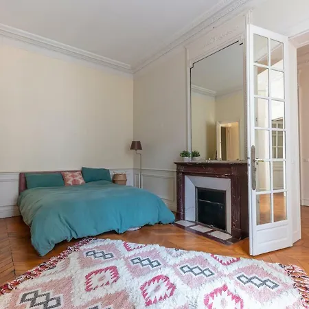 Authentic Parisian - Champs Elysees Apartment *