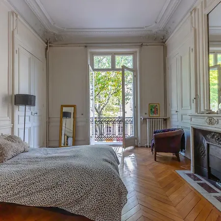 Apartment Authentic Parisian - Champs Elysees