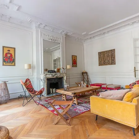 Authentic Parisian - Champs Elysees Apartment