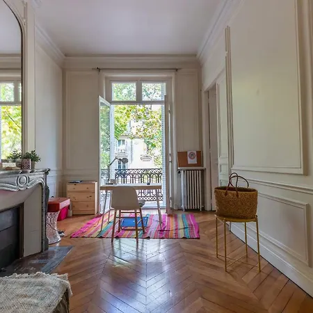 Apartment Authentic Parisian - Champs Elysees *